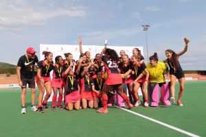 papis levantando brazos