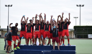 papis levantando las manos