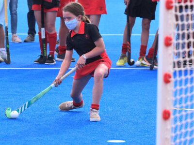 niña lanzando a porteria