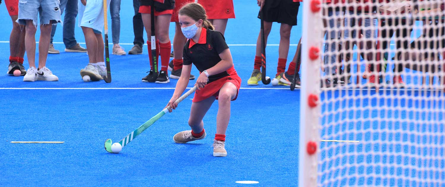 niña lanzando a porteria